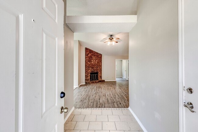 Building Photo - 2015 Newton Dr