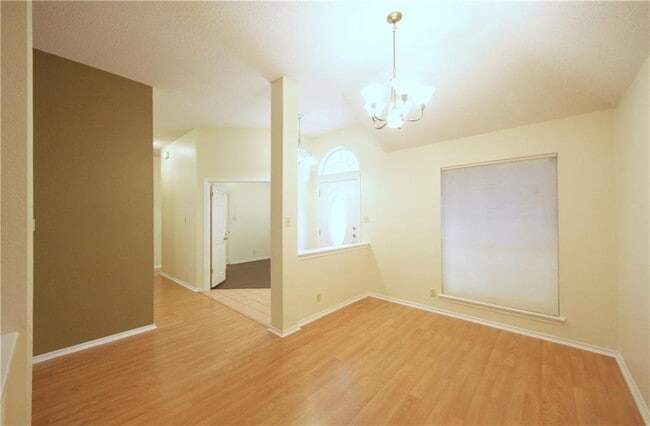Building Photo - 2511 Goldfinch Dr
