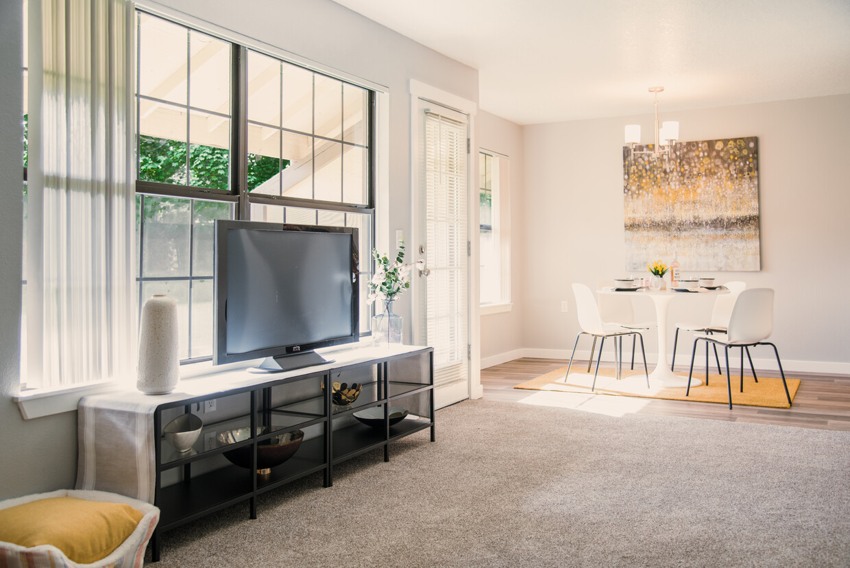 Remodeled Living/Dining Area - Devonshire Manor