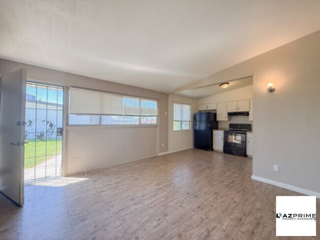 Building Photo - This Charming 2/1 Phoenix Apartment Unit Offers a Blend of Modern Comfort and Convenience!