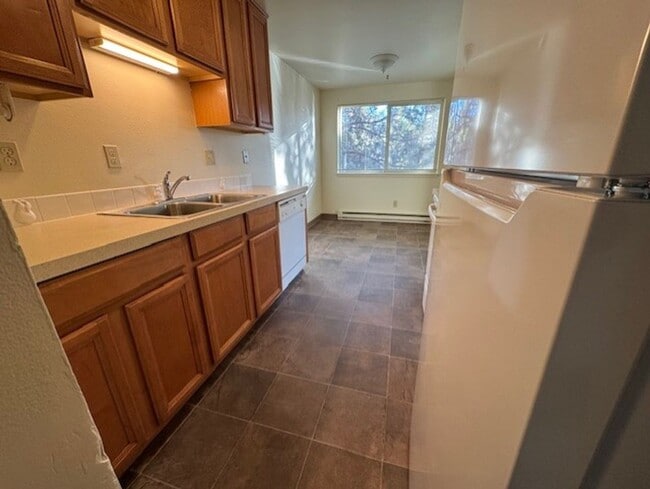 Building Photo - MOVE IN SPECIAL 1/2 OFF FIRST MONTHS RENT WITH A YEAR LEASE / West Side Location