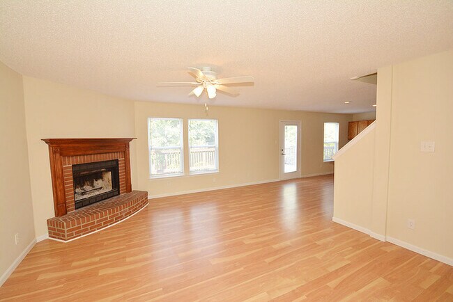 Foto del edificio - 4 bed 2.5 bath with large deck in Indy!