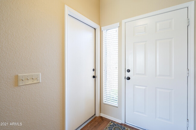 Building Photo - 1802 E Peach Tree Dr