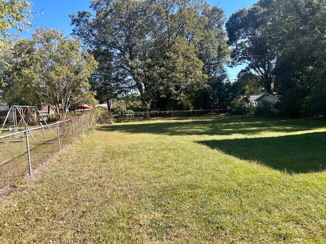 Building Photo - 553 Glenwood Dr