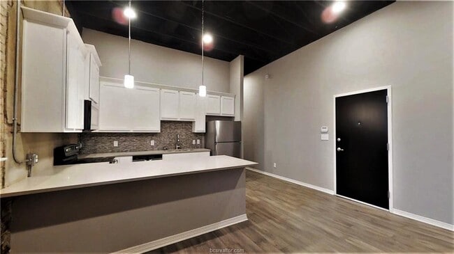 Building Photo - 212 N Bryan Ave