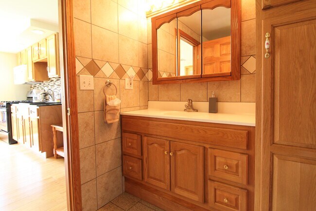 Baño moderno totalmente alicatado - 2820 NY-28