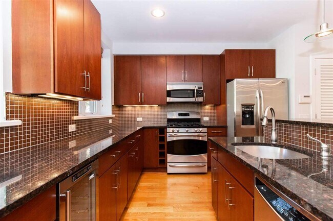 Foto del edificio - 296 Grand St