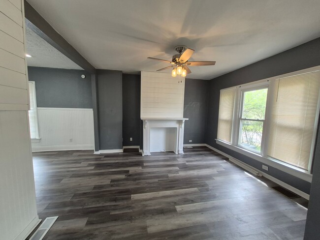 Building Photo - Get this adorable 3-bedroom 2 full bath ho...