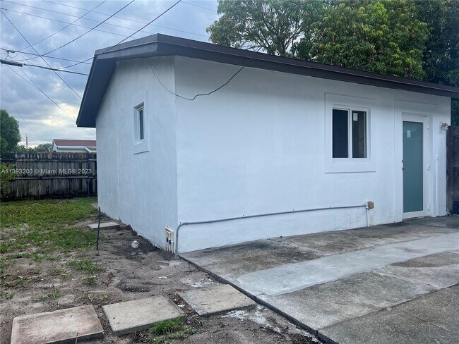 Building Photo - 1520 N 70th Ave