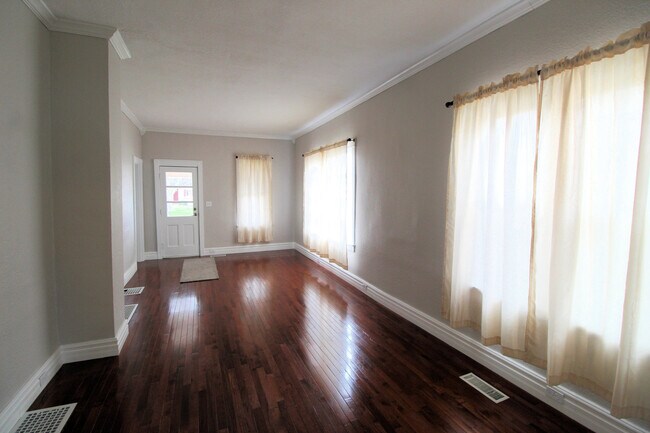 Foto del edificio - 319 E Water St