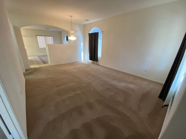 Building Photo - Wonderful 3 bed/2 bath home with a den located in Henderson.