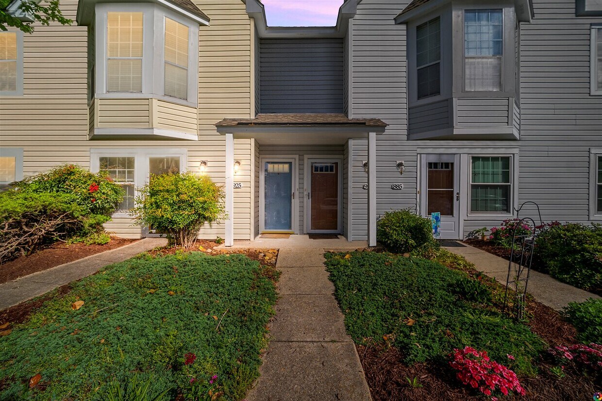 Primary Photo - 925 Whistling Swan Dr
