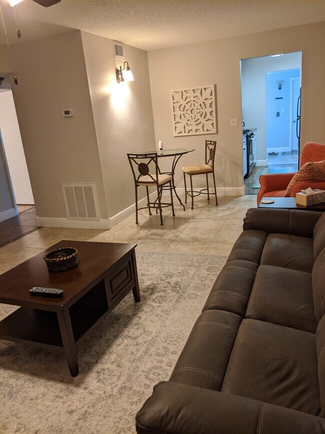 Sala de estar - 10034 64th Ave N