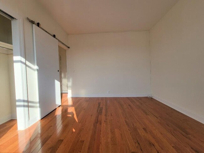 Foto del edificio - 1 bedroom in ASTORIA NY 11103