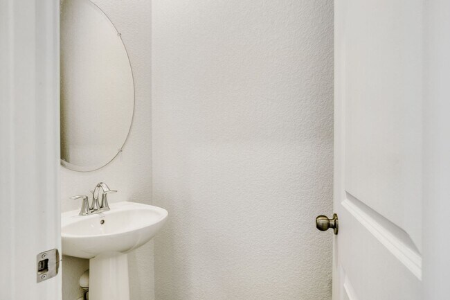 Foto del edificio - 3 Bedroom 3 Bath Home in Thornton Available Now!!