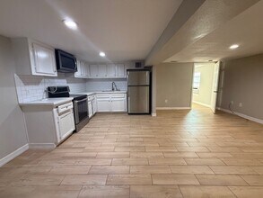 Building Photo - 1308 Genova St