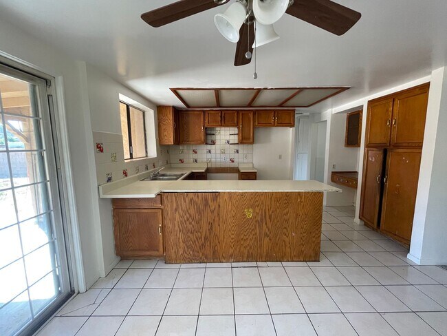 Foto del edificio - Four Bedroom Two Bathroom Home in Hemet!