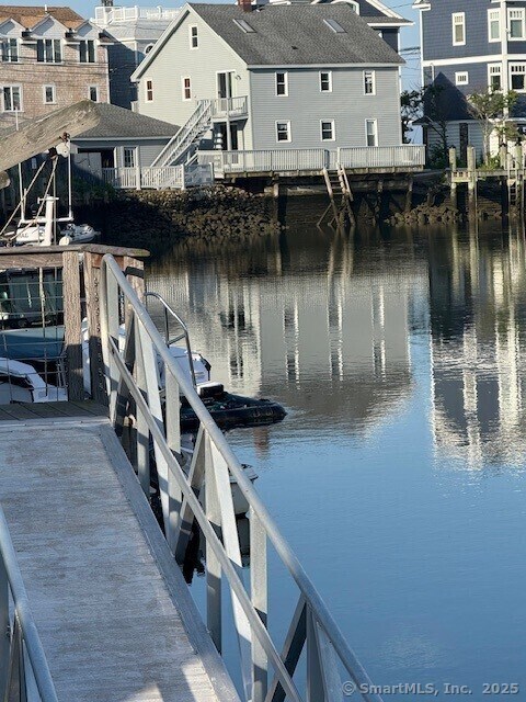 Foto del edificio - 2144 Fairfield Beach Rd
