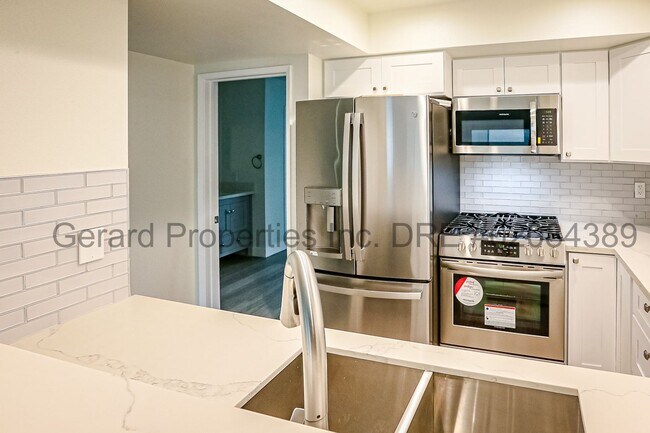 Foto del edificio - 3 bedroom Townhome with downstairs primary...