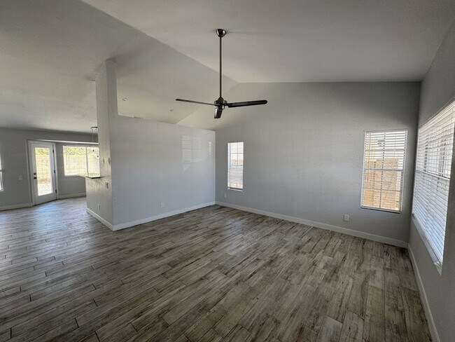 Building Photo - 1010 W Sequoia Dr