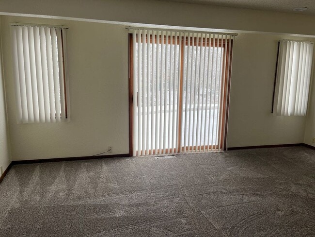 Foto del edificio - 2 bedroom, 1 full bath and one half bath two story duplex near parks and trails