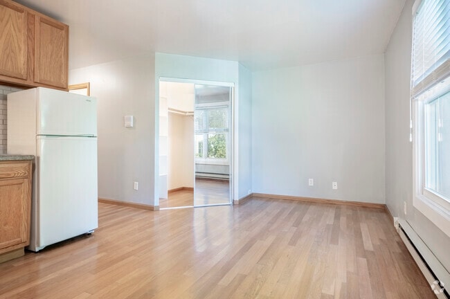 Large Studio, 1BA - 450SF - Living Room - Greenspire Wilson