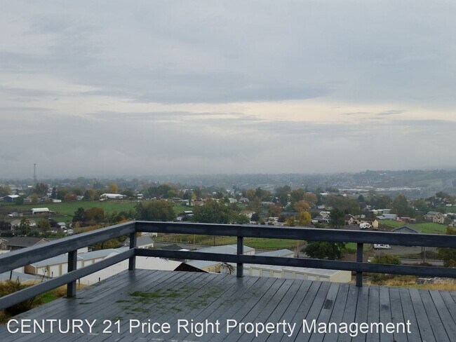 Building Photo - 3 br, 1.5 bath House - 2211 Highline Dr