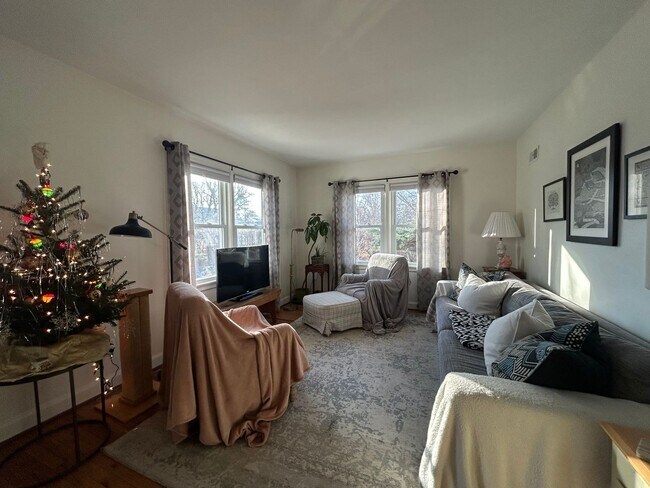 Building Photo - $1,800 | 2 Bedroom, 1 Bathroom Home | No Pets Allowed | Available for August 14th, 2026 Move In!