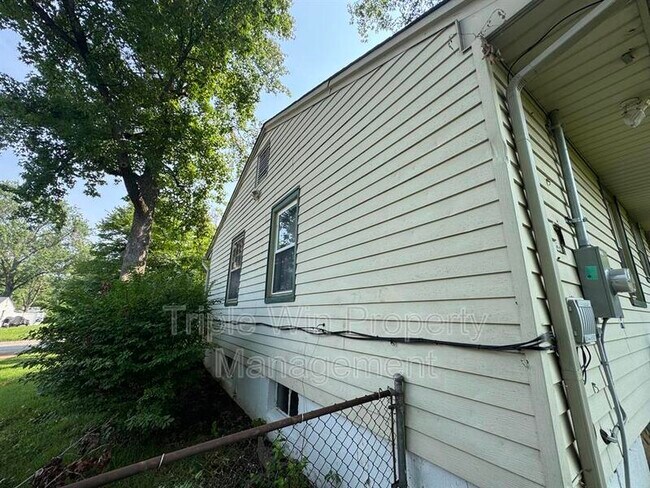 Building Photo - 10 Drummond Dr