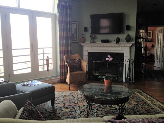 Living Room - 2100 N Racine Ave
