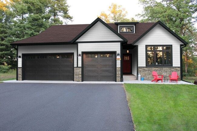 Building Photo - 3285 Canyon Dr