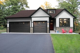 Building Photo - 3285 Canyon Dr