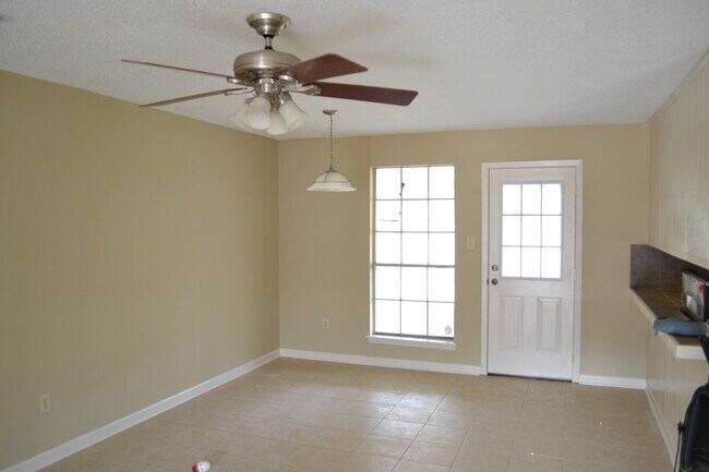 Building Photo - Newly Remodeled home Ready to Move In