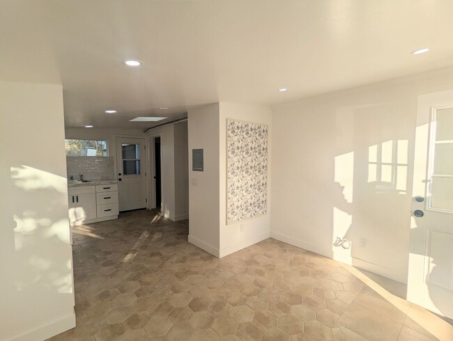 Building Photo - Beautiful Remodeled 1 Bedroom ADU!