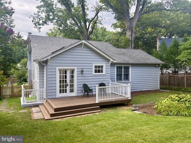 Building Photo - 7013 Maple Ave