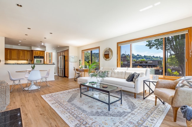 Foto del edificio - 2026 Fairview Ave E