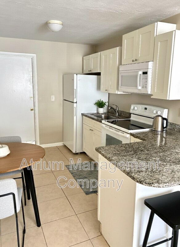 Building Photo - 5 Circle Ave