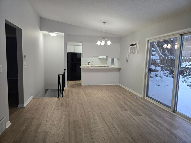 Building Photo - 5570 Shorewood Ln