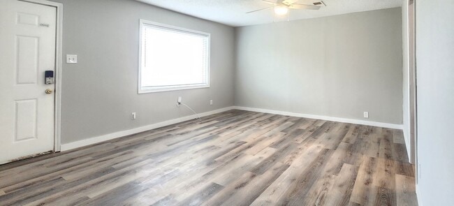 Building Photo - 3/1 CLOSE TO CAMPUS - $500 OFF 1ST MONTH O...