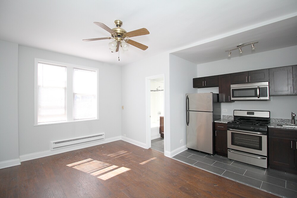 Primary Photo - 5860 N Kenmore Ave