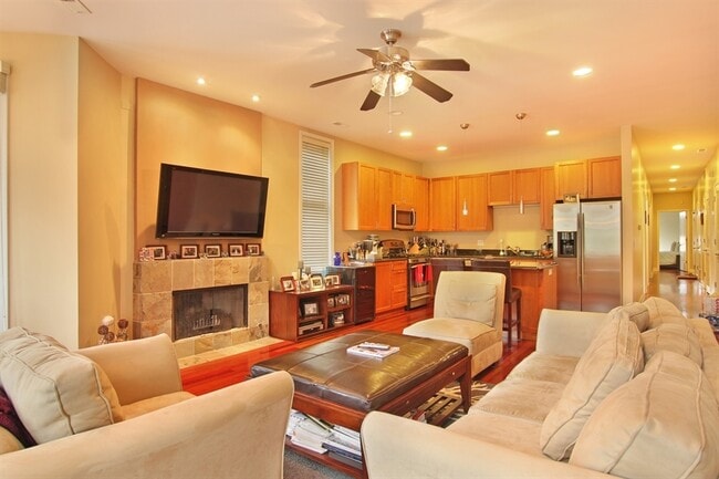 Building Photo - 1449 N Wicker Park Ave