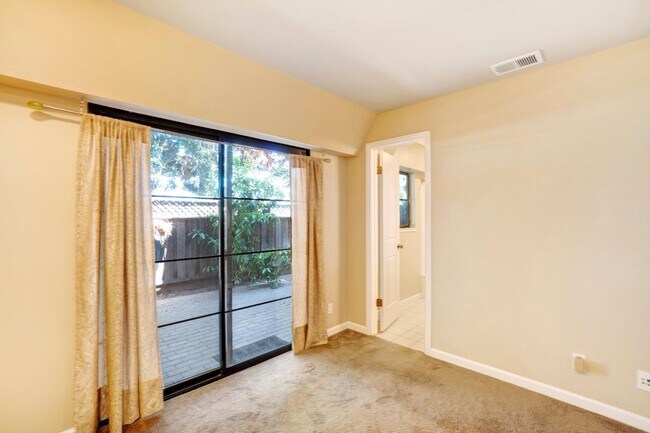 Building Photo - 747 Brea Terrace