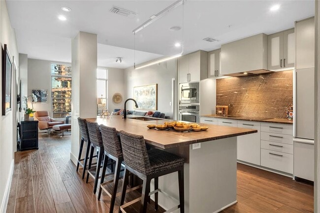 Building Photo - 2323 N Houston St