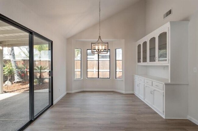Foto del edificio - Drench Yourself in Luxury: 3-Bedroom Corner Oasis with a Sparkling Pool!