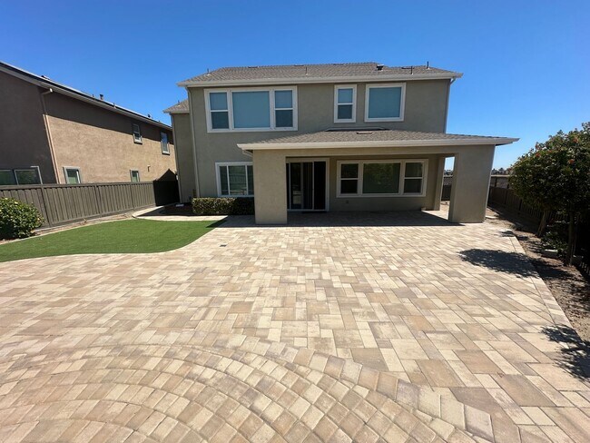 Building Photo - Huge Tracy Dream Home!