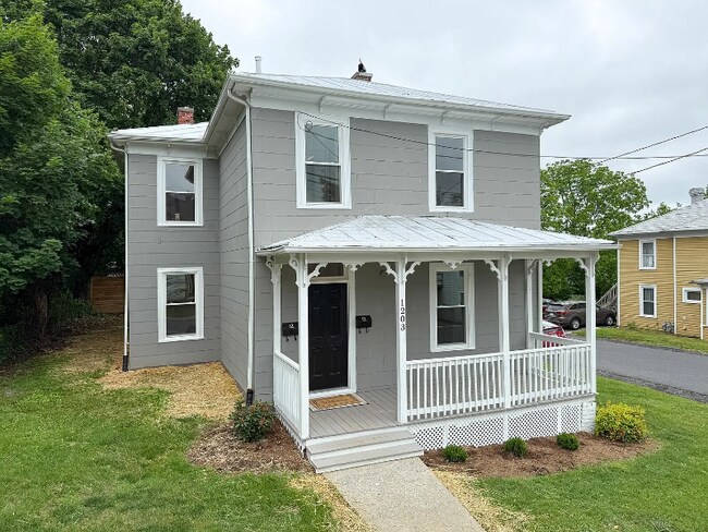 Building Photo - 1203 Walnut St