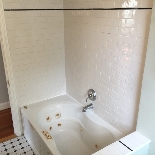 Tiled tub/shower area - 142 Humboldt Ave