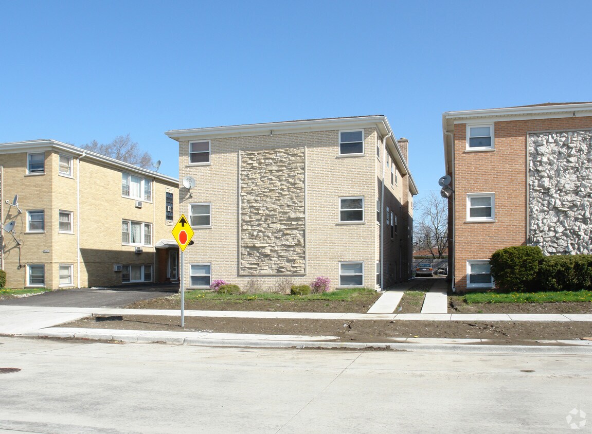 Building Photo - 8700 Fullerton Ave