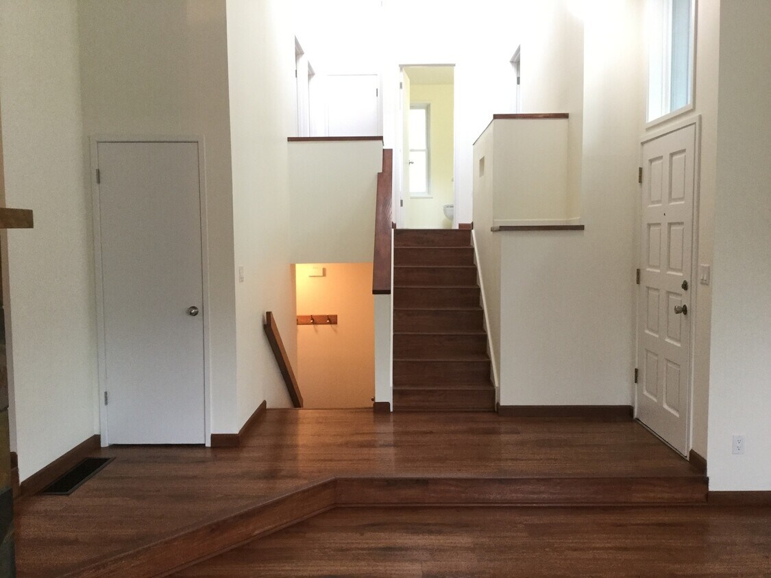 Primary Photo - Lovely Contemporary across from the Lake! ...