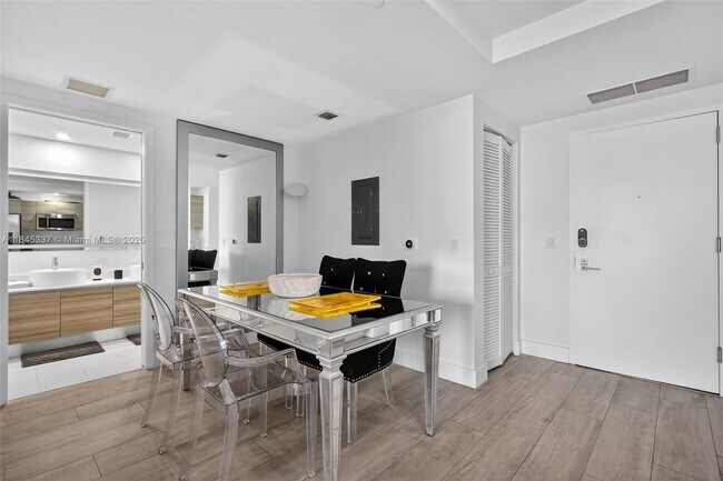 Foto del edificio - 121 NE 34th St